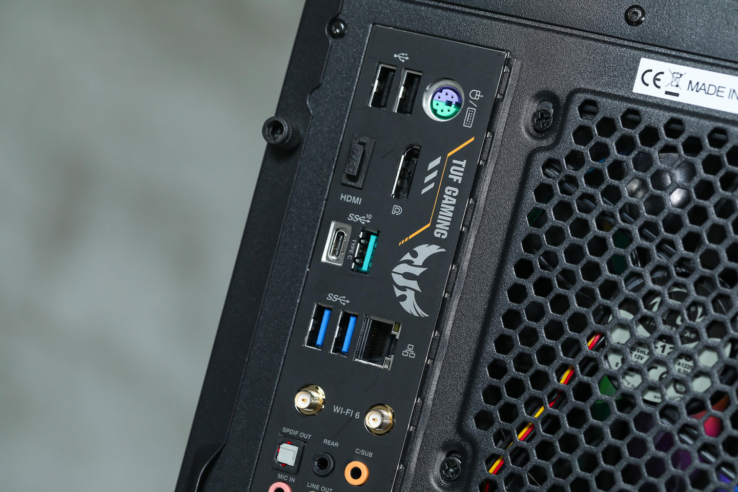 捷元宙斯機-10-6U 採用電競取向的 ASUS TUF Gaming 主機板，提供了相當完善的功能與豐富的 I/O 埠。