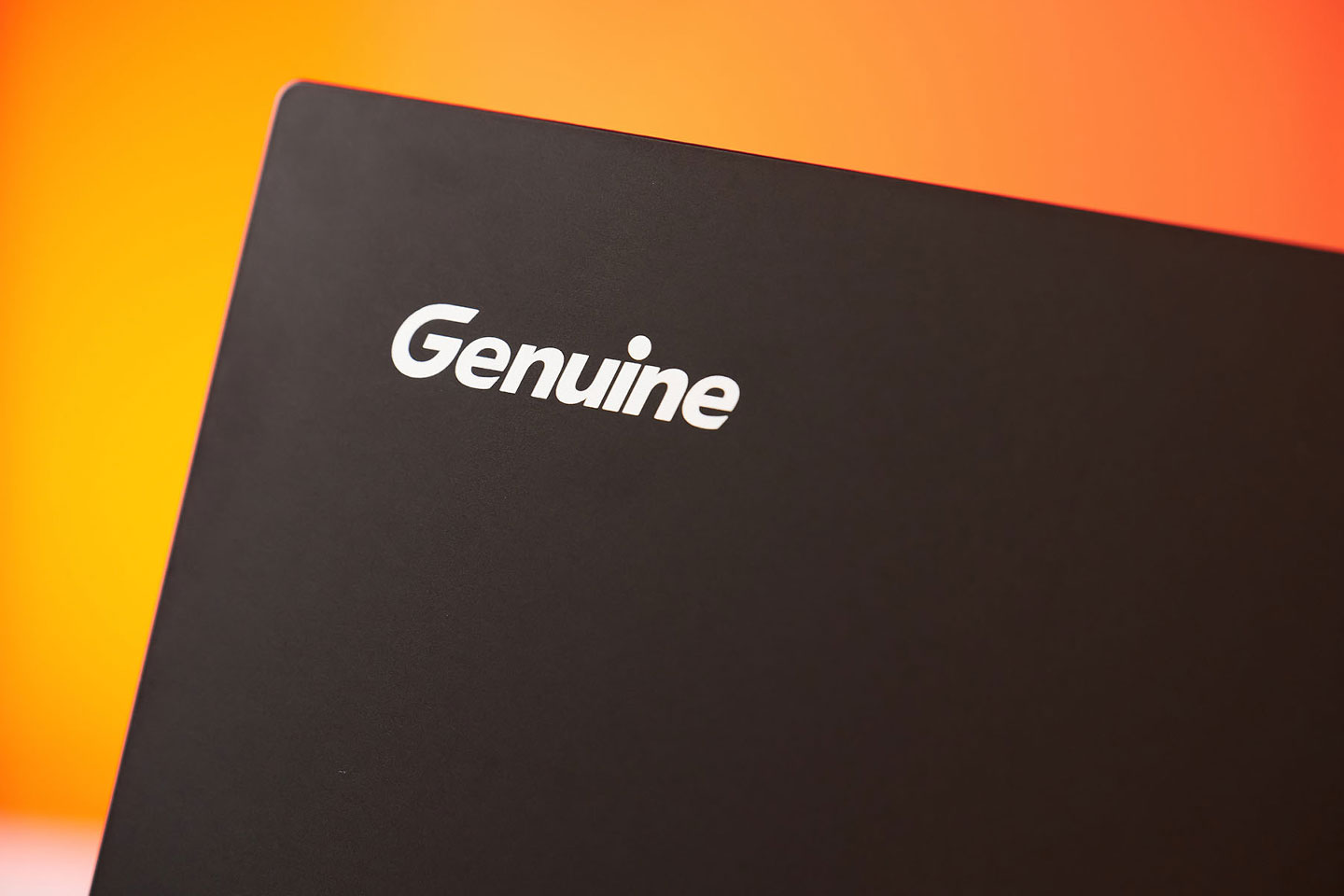 上蓋左上角的 Genuine LOGO 採用亮色搭配。