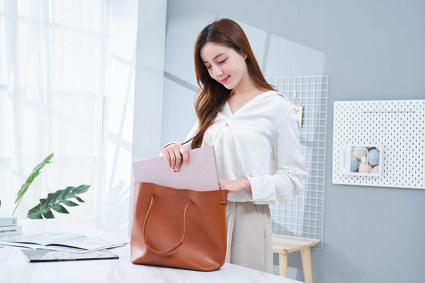 14X pro 的小巧體積也能輕鬆放入隨身的手提包中。