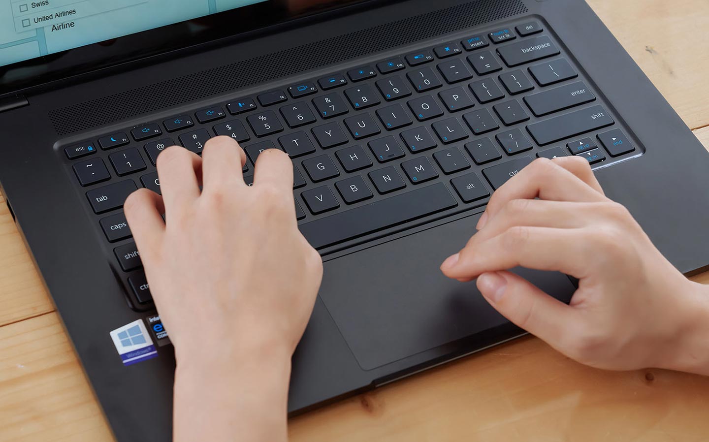 無鍵式的玻璃觸控板設計,更適合多指手勢的操控。