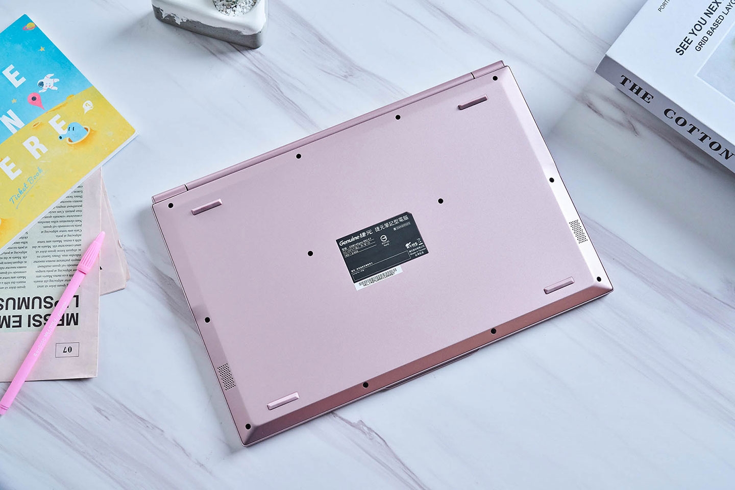 機身底部也同樣為一體成型設計。