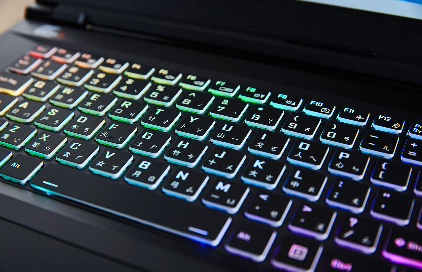 Genuine ZEUS 17R 的鍵帽採四邊透明設計,因此 RGB 背光透出的視覺效果非常明顯。