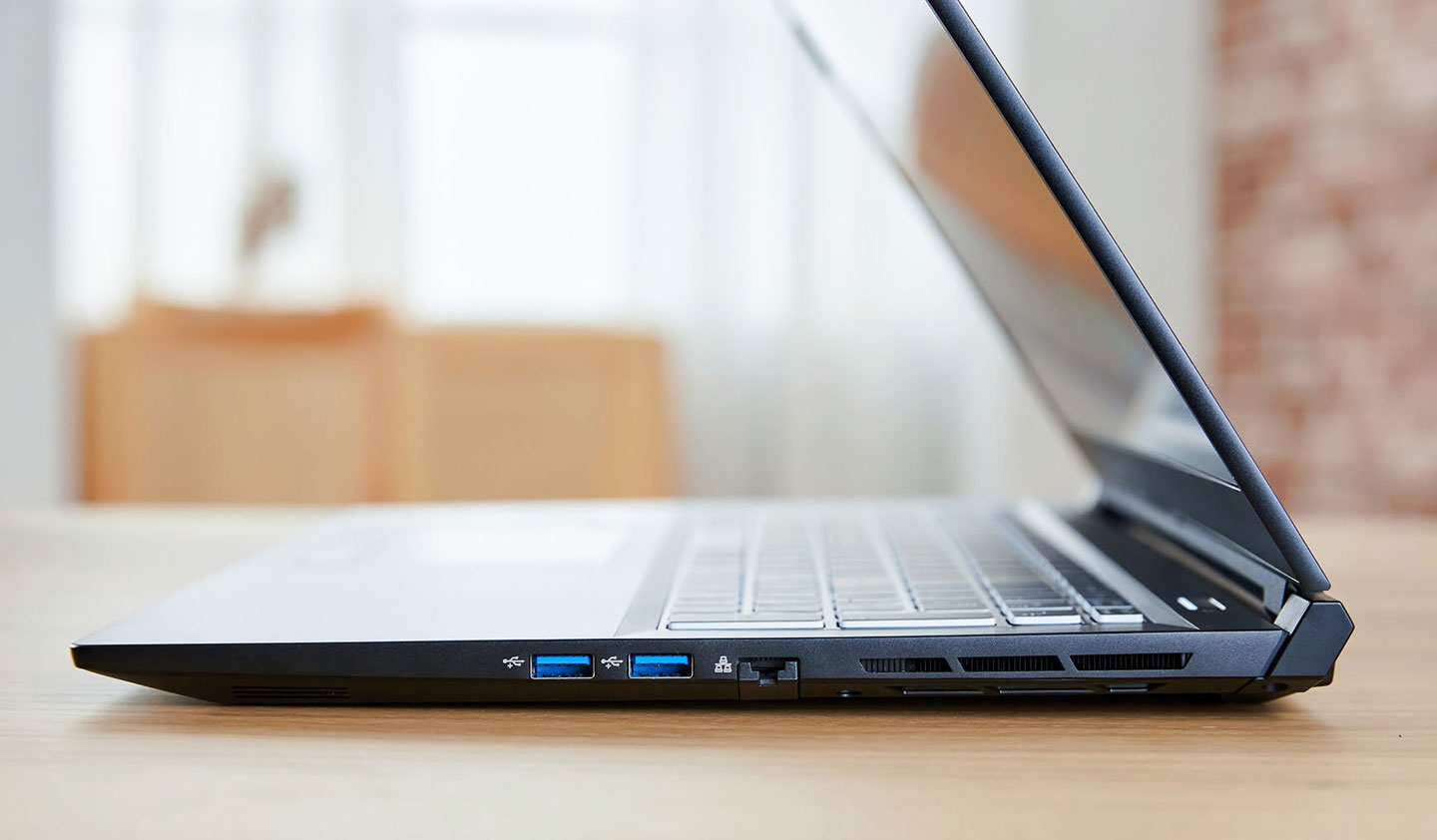 機身右側可看到兩組 USB 3.2 Gen1 A 埠、一組 RJ-45 埠。