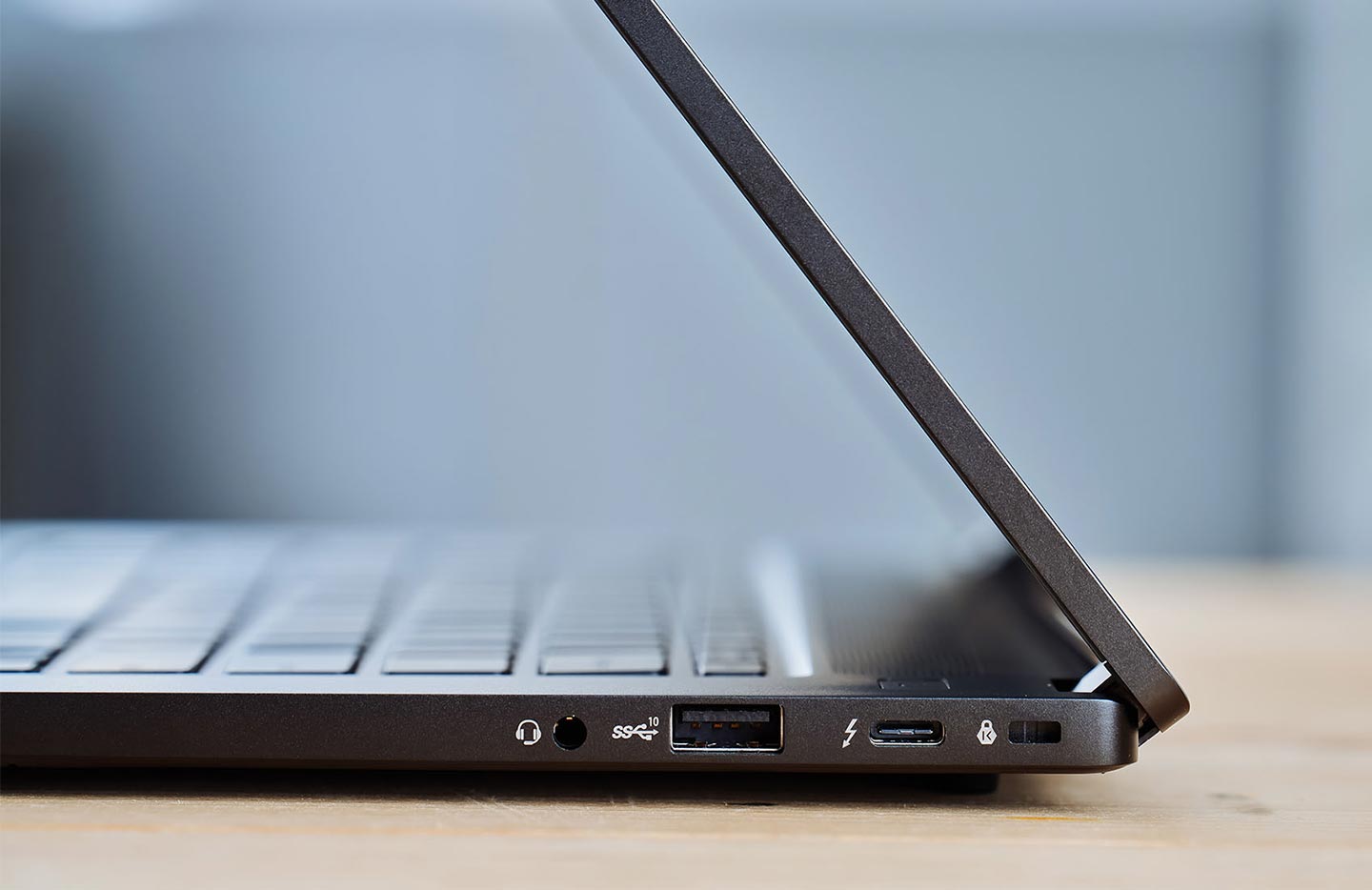 機身右側可看到 3.5 mm 的耳機/麥克風二合一孔、一組 10 Gbps 傳輸速度的 USB 3.2 Gen2 A 埠與一組 40 Gbps 傳輸速度的 Thunderbolt 4 埠。