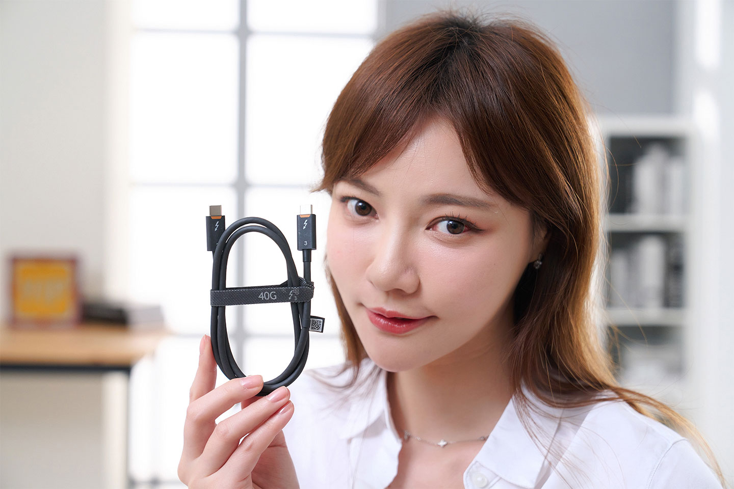 隨附的 Thunderbolt 3 傳輸線，也附加了束線帶。