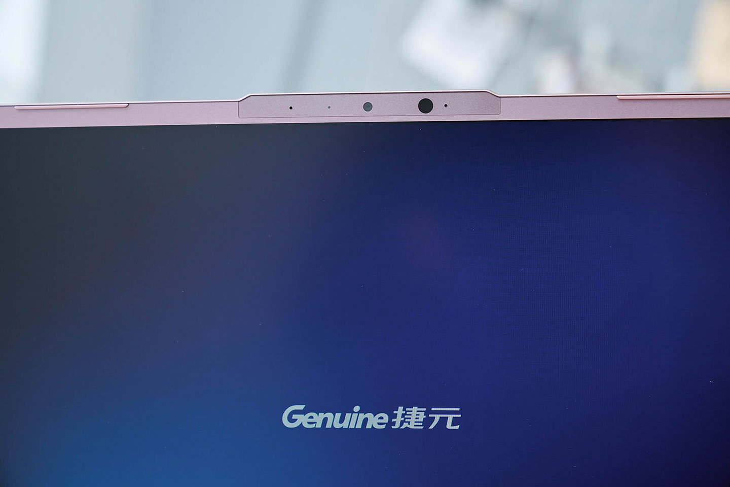 螢幕上方配置的網路攝影機、IR 人臉辨識攝影機與陣列式麥克風。