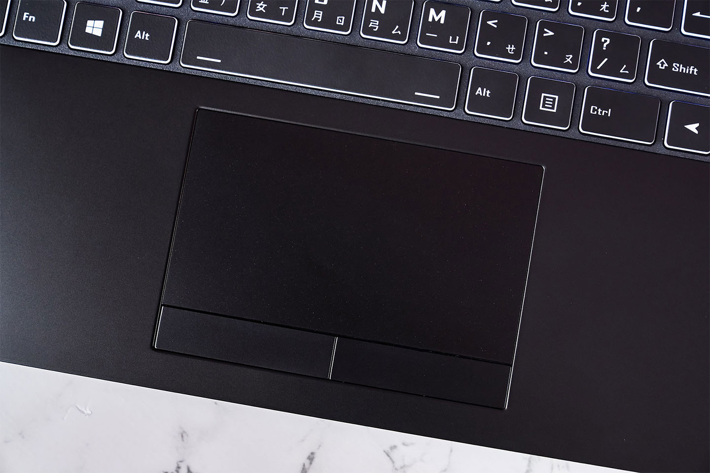 觸控板搭配實體左右鍵,操作相當好上手。