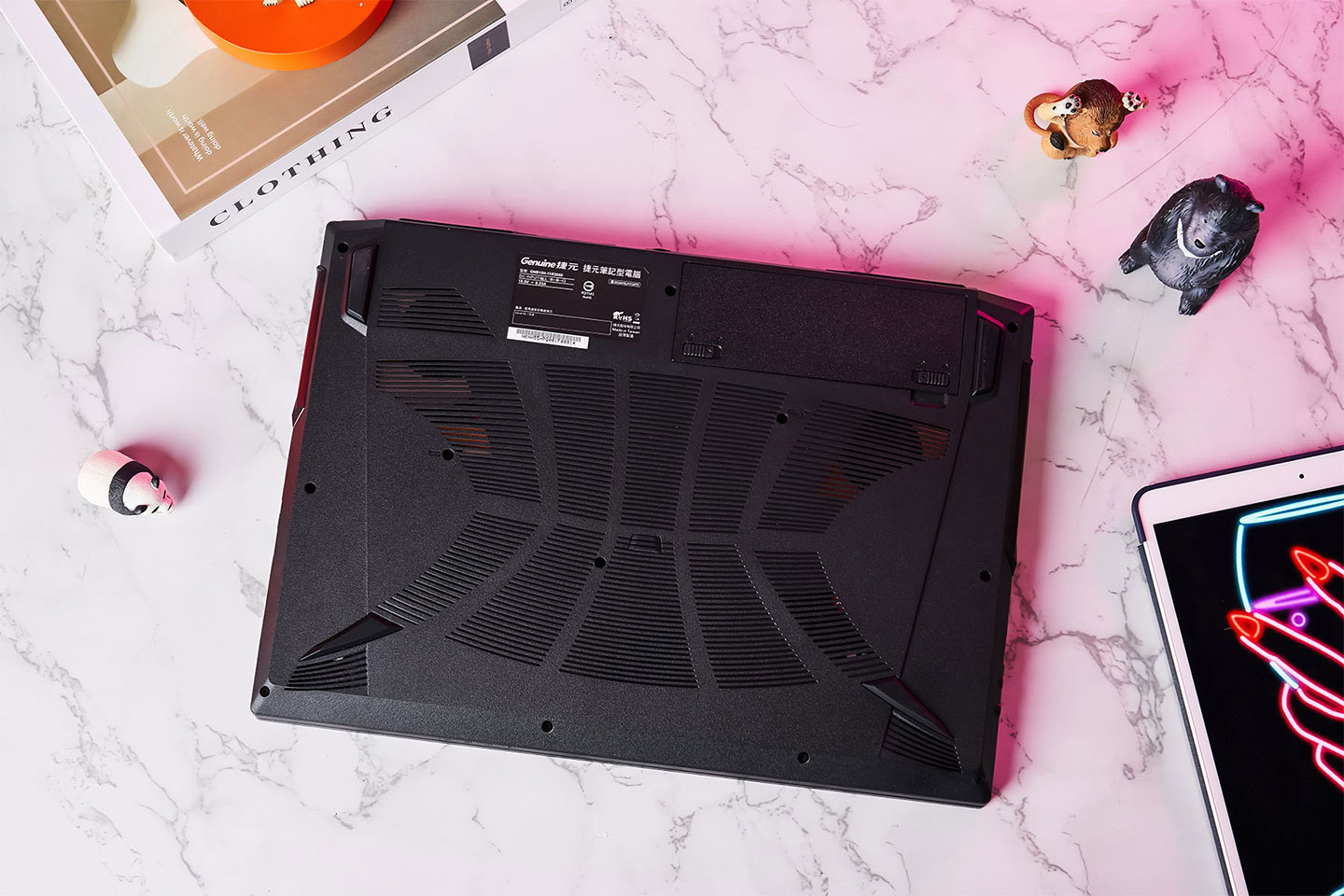 機身底部可看到大面積的散熱孔並有向外放射的視覺效果,另外值得一提的是電池同樣採用了可拆卸替換式的設計,若有需求可額外購買替換用電池,日後需替換也無需拆機。