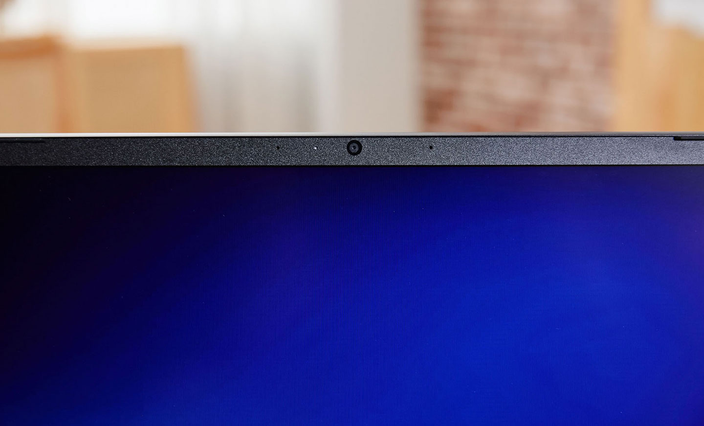 螢幕頂部也內建了視訊攝影機與陣列式麥克風。