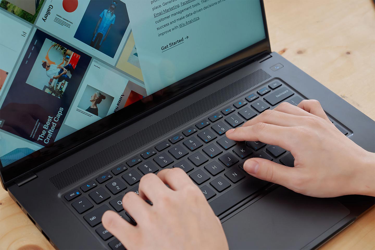 因為鍵盤較為寬鬆,因此打字時的姿勢能更為輕鬆,鍵程也有一定的回饋力度,打字的手感更好。