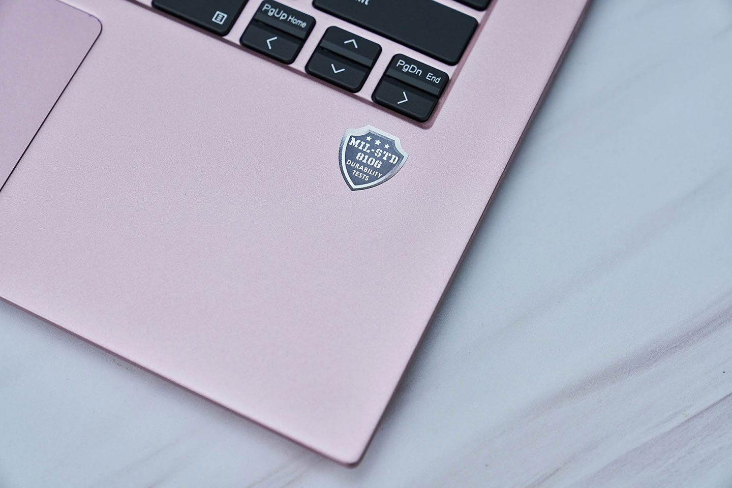 雖說 14X pro 是一款輕薄設計的筆電,卻也通過了嚴苛的 MIL-STD 810G 軍規認證,耐用度沒話說。