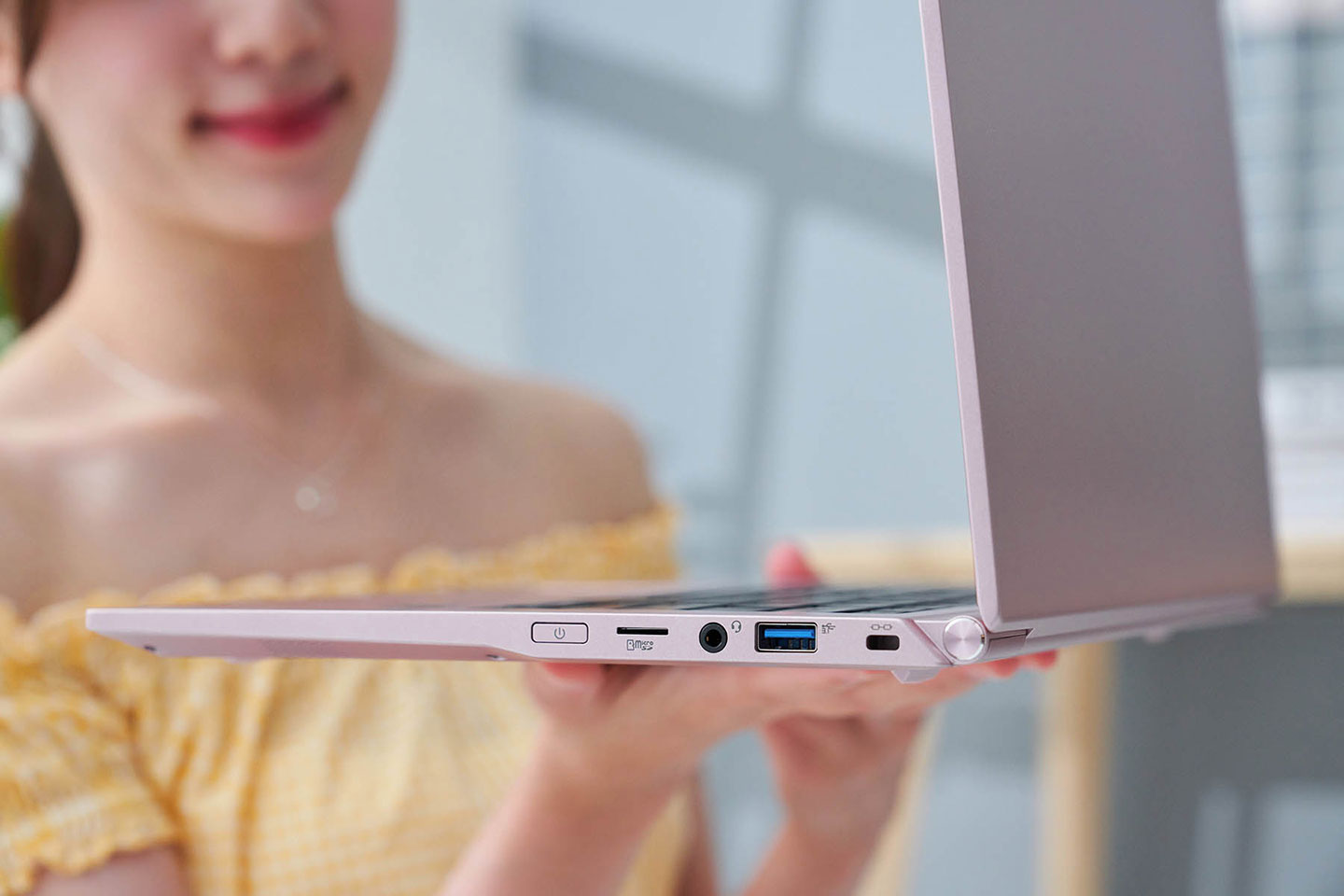 14X pro 的機身右側可以看到電源鍵、microSD 讀卡槽、USB A 埠。