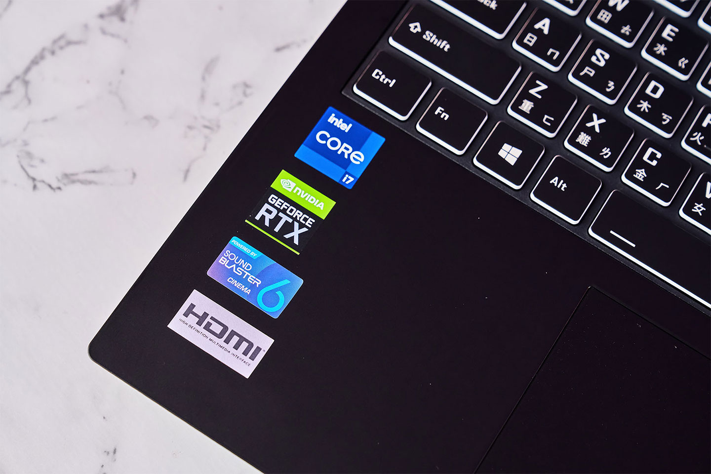 機身 C 面也可以看到內建重要規格標示的貼紙。