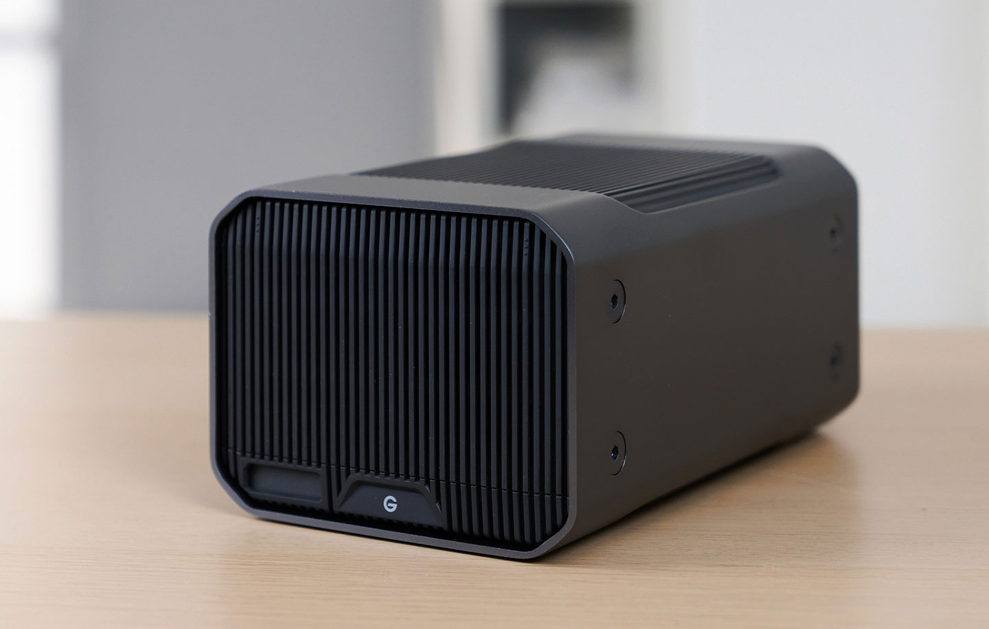 G-RAID PROJECT 2 延續系列作一貫的專業風格，鋁製外殼十分堅固且質感出色。