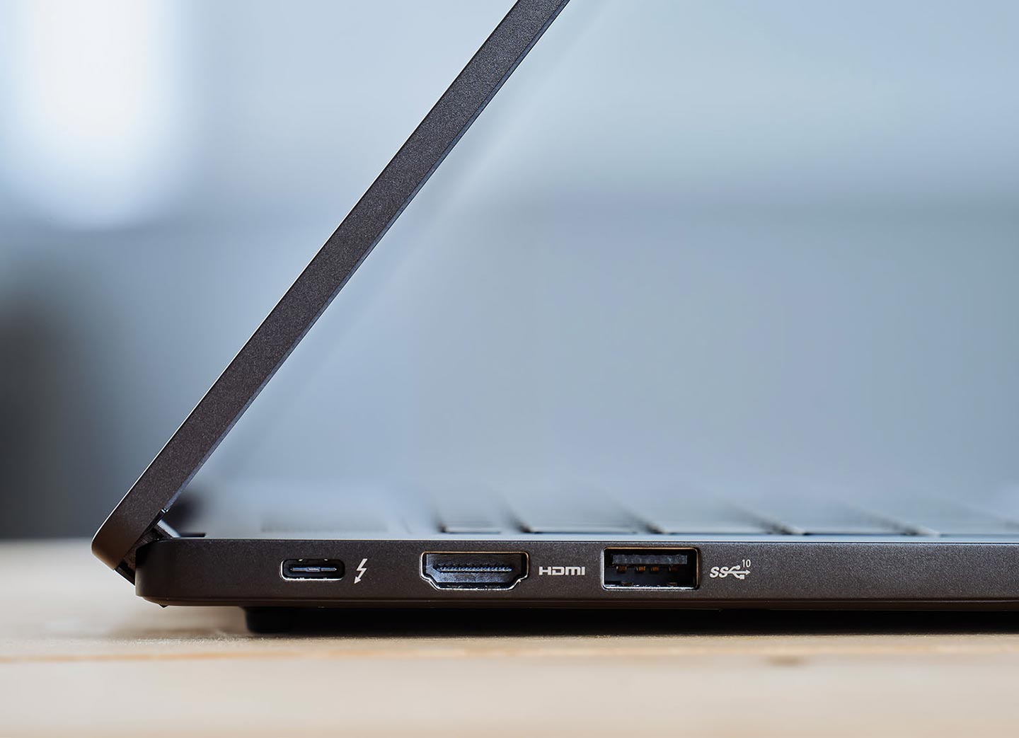 機身左側同樣有一組 Thunderbolt 4 埠、一組 HDMI 埠與一組 USB 3.2 Gen2 A 埠。