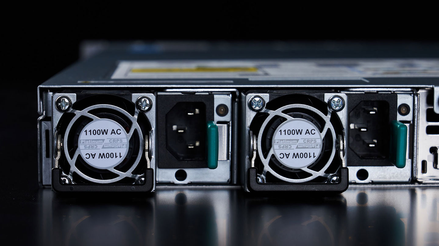 Genuine 捷元 RX2120 1U 機架伺服系統搭配了 1100W 的白金級 80 Plus 電源供應器,提供雙接口的電源備援功能,電源接口也附有固定機制以防止線材脫落造成伺服器停機。