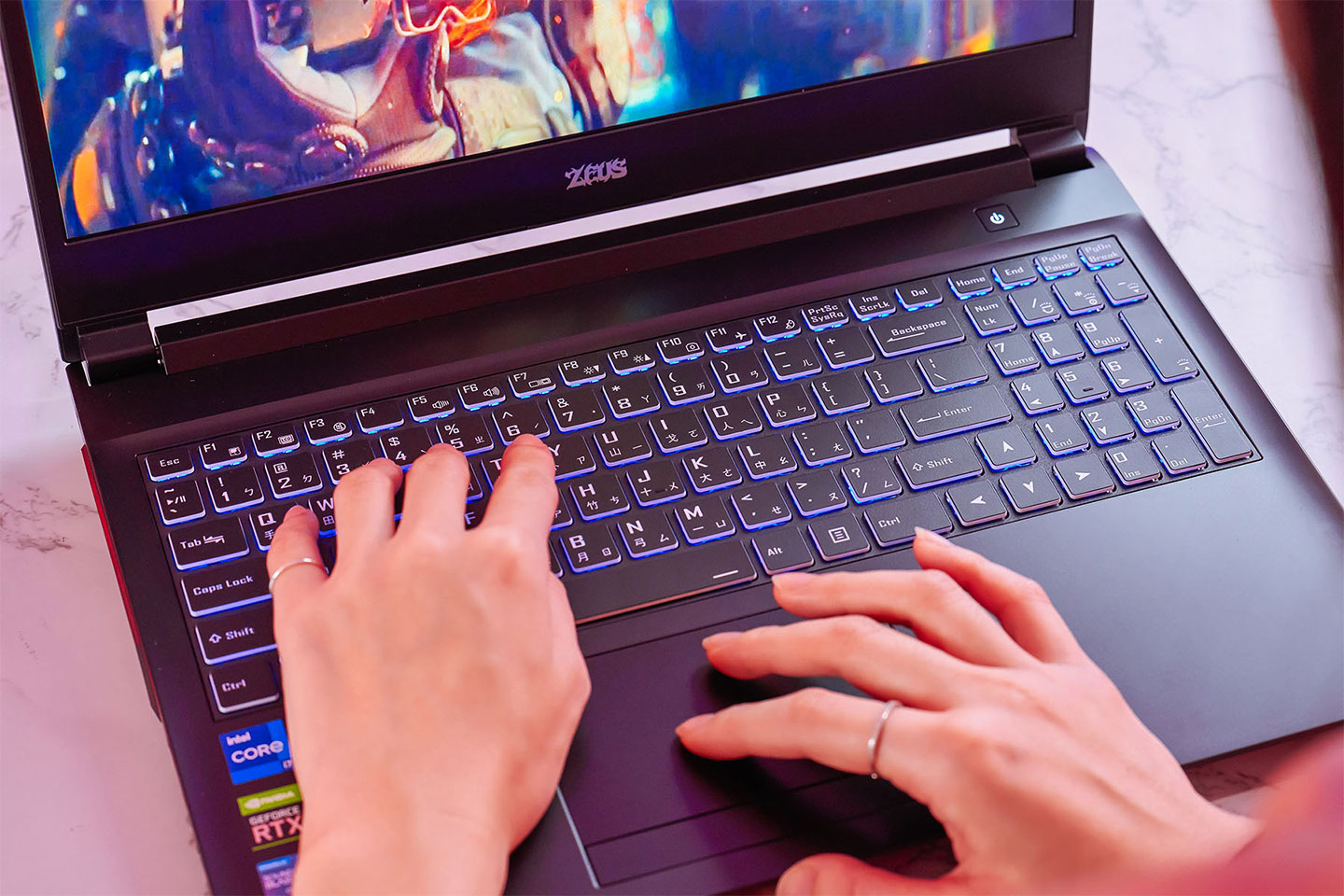 鍵盤按壓的手感不錯,雖說是全尺寸鍵盤但鍵距安排也很適中。