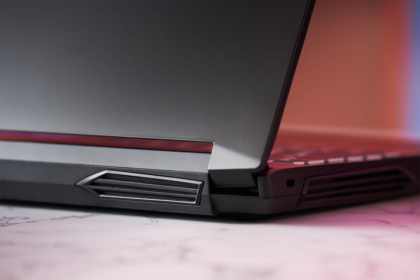 機身後側左右也設置有散熱出風口。