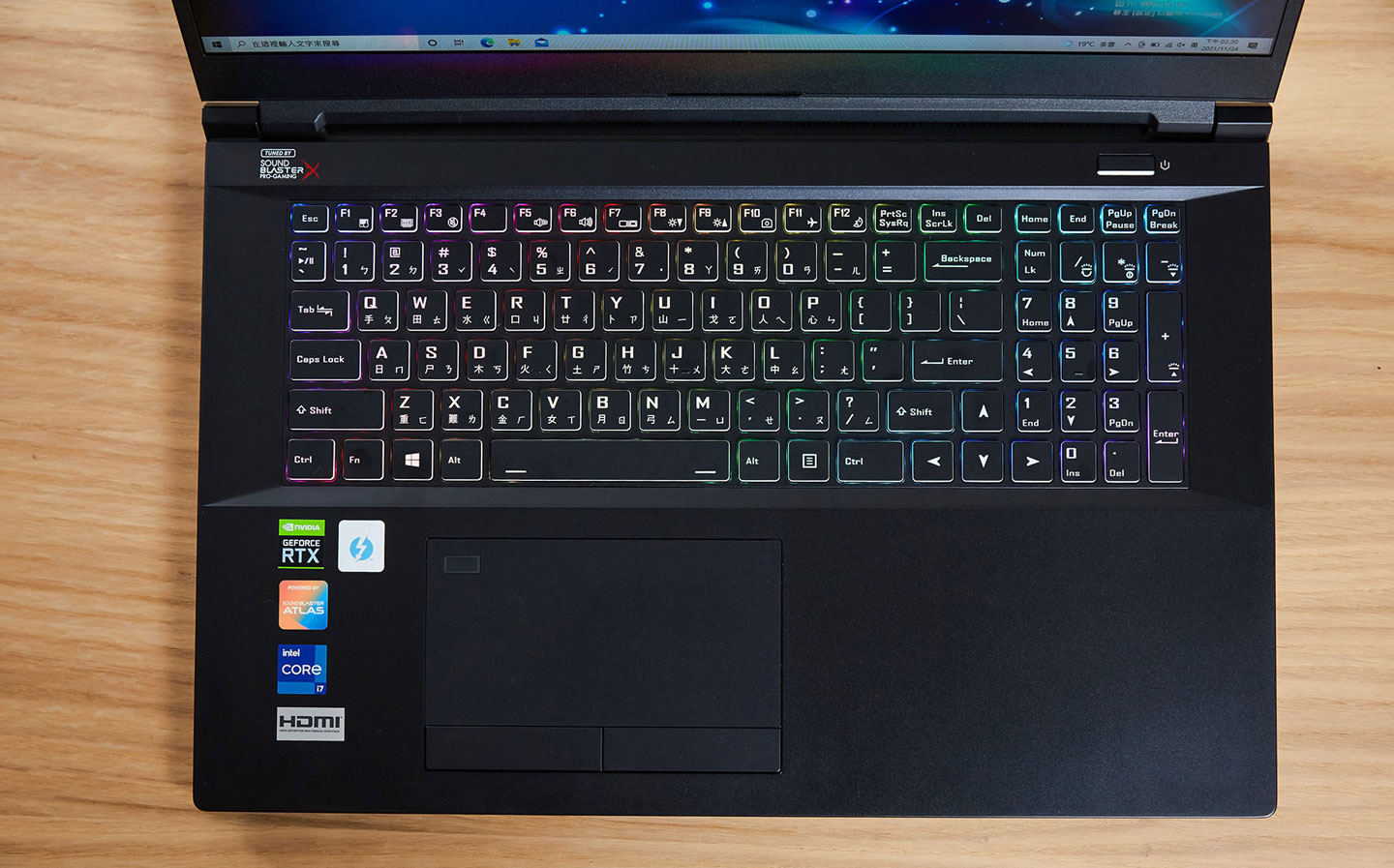 Genuine ZEUS 17R 的機身 C 面配置了全尺寸鍵盤,孤島式設計帶來合理的鍵距,右側的九宮數字鍵對於文書處理也有極大的助益,另外鍵盤的回饋手感出色,鍵盤下方也配置有大尺寸的觸控板。