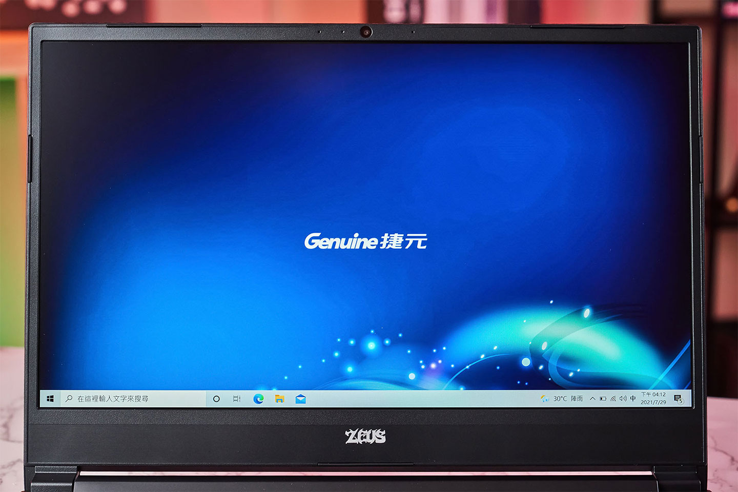 Genuine 捷元 ZEUS 15H 的螢幕採用 Full HD 解析度的 IPS 等級面板,並支援 144 Hz 更新率的電競級面板,在運行遊戲時能有更為流暢的視覺效果。