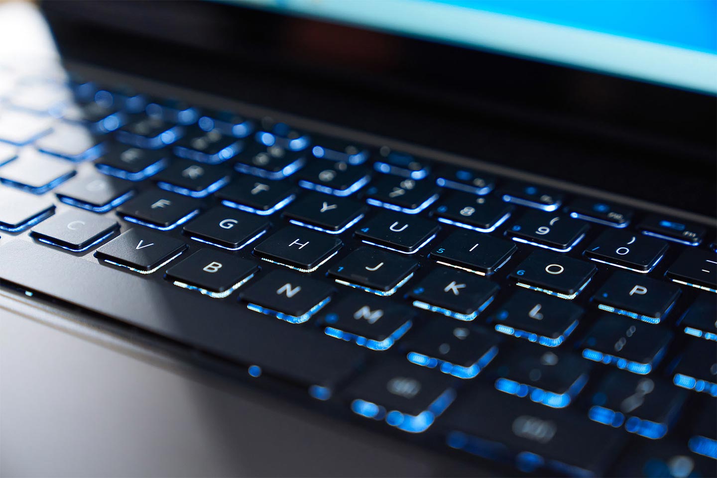 鍵盤也搭配白色背光,在暗處可開啟作為辨識鍵位的輔助。