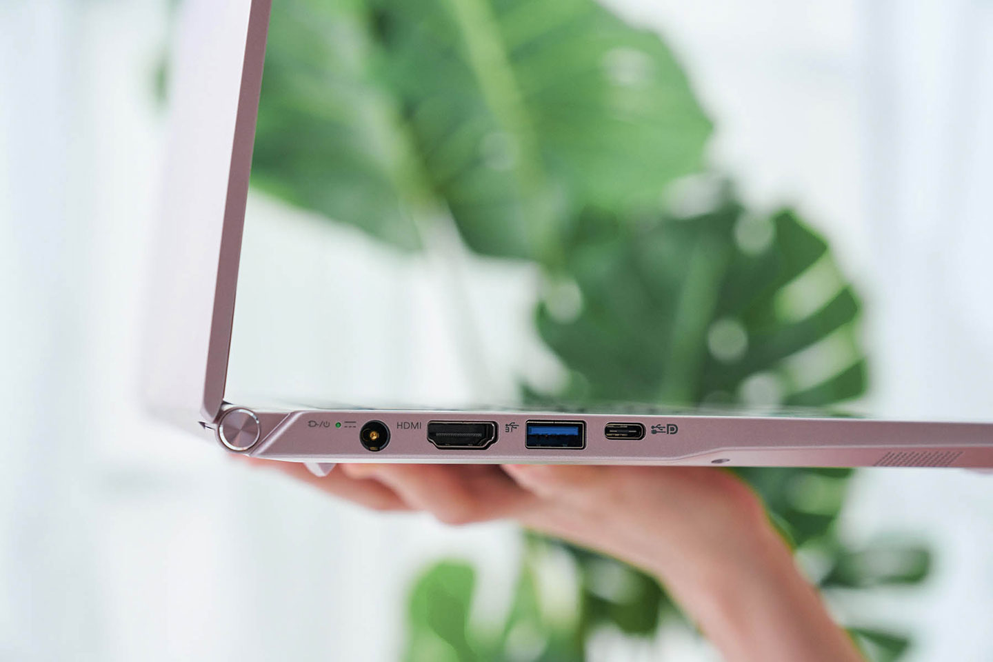 機身左側配置了電源接口、HDMI 埠、USB A 埠與 USB C 形式的 Thunderbolt 4 高速傳輸埠。