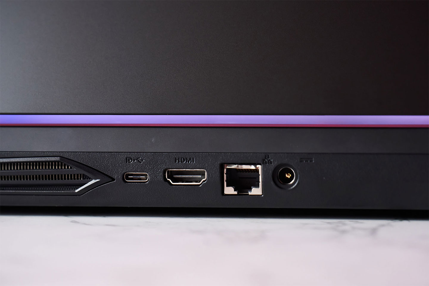 機身後側可看到 USB 3.2 Gen2 C 埠、HDMI 埠、RJ-45 網路埠與電源接口。