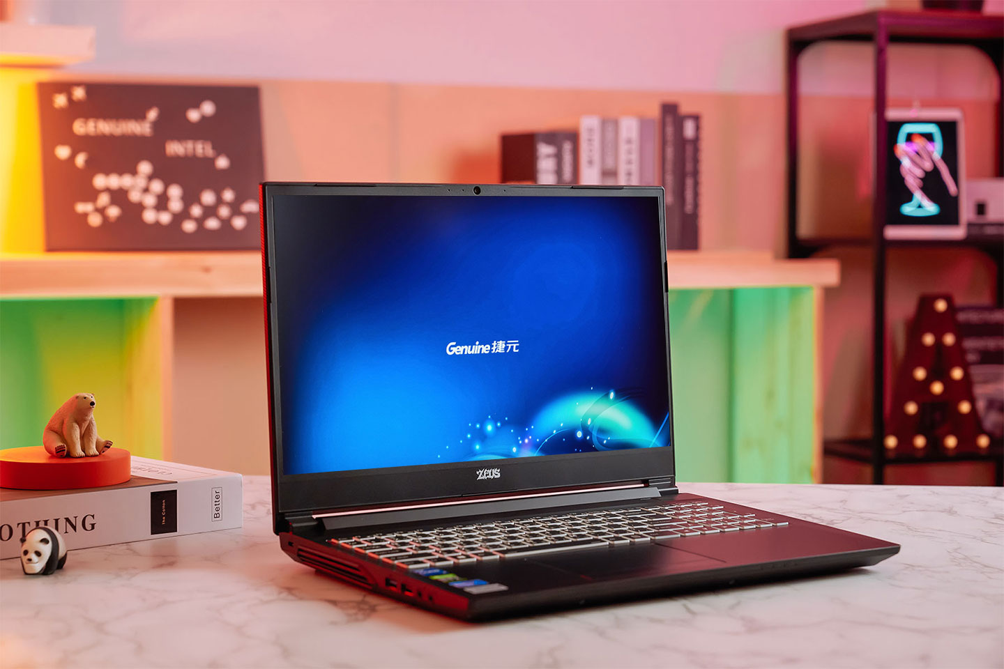 機身內面也同樣為全黑色搭配,視覺上很有一體感,另外機身 B 面採三面窄框設計,螢幕的干擾更少,也帶來更好的視覺效果。