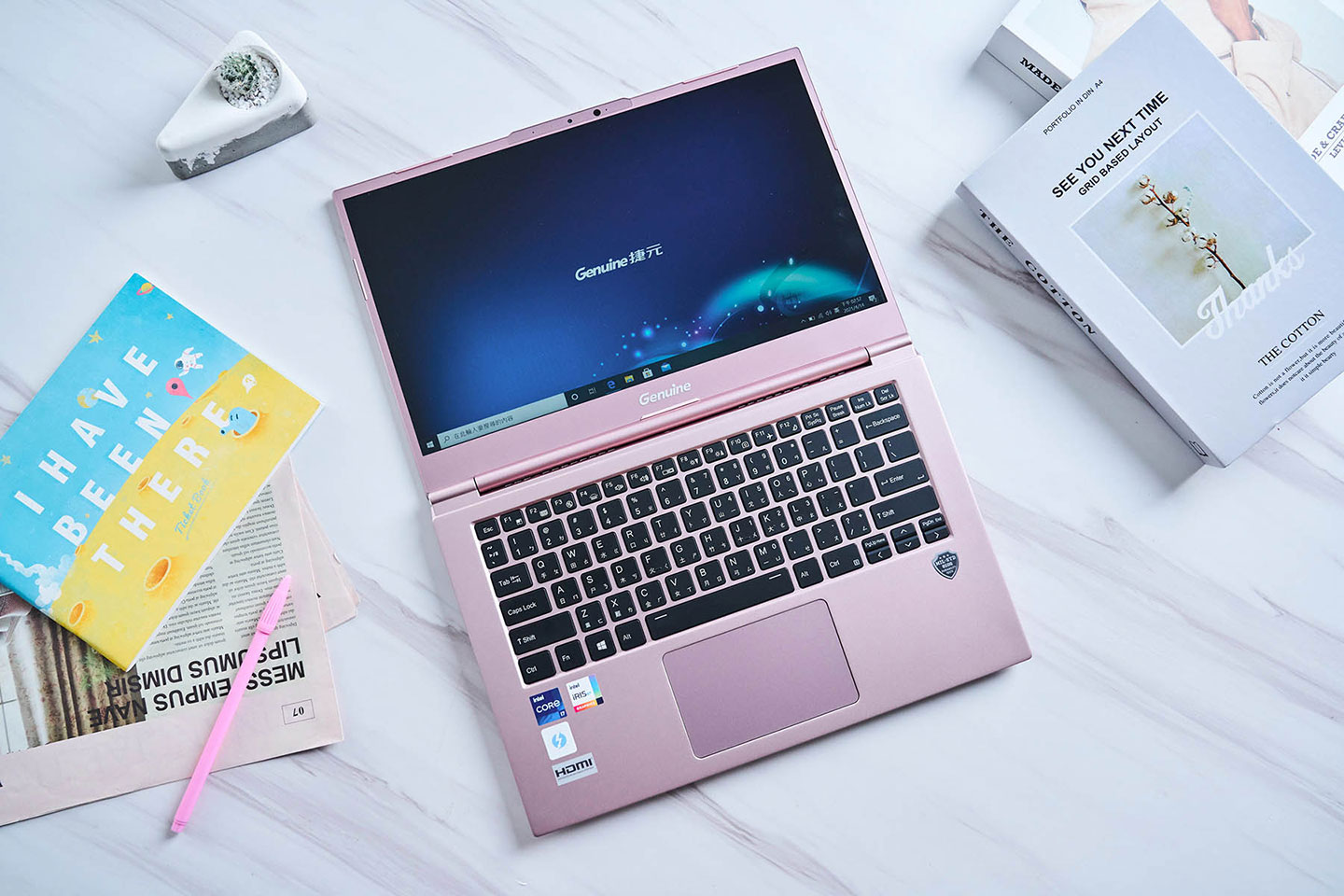 14X pro 的螢幕轉軸可做到與機身 180 度打平,也增加了使用上的彈性。