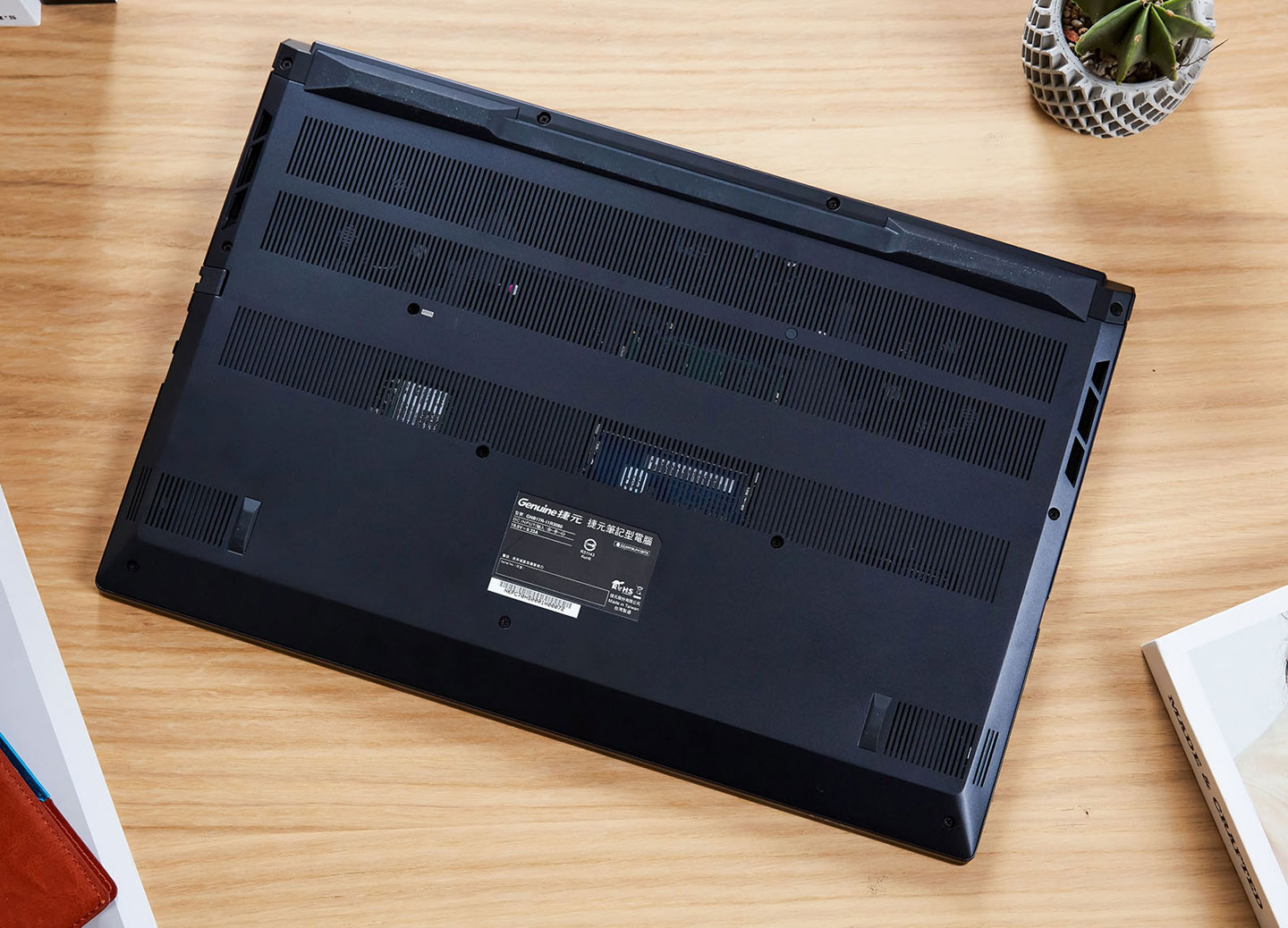 機身底部採一體成型設計,可以看到散熱孔的面積相當大,也讓冷空氣可以充份導入,帶來更好的散熱效果。