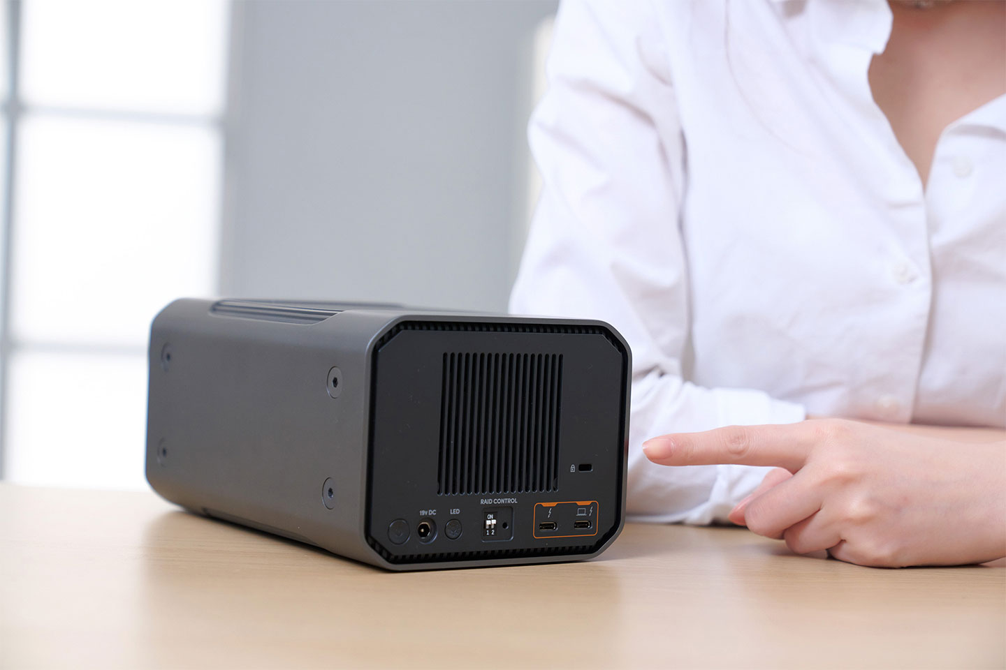 連結埠集中於 G-RAID PROJECT 2 的後側。