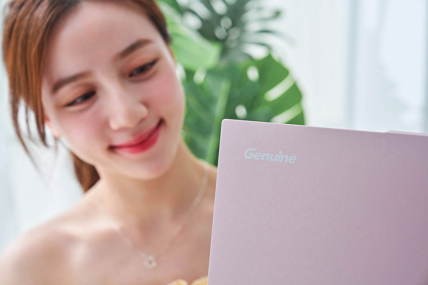 上蓋左上角放上了捷元的白色英文 LOGO,作為低調的小小點綴。