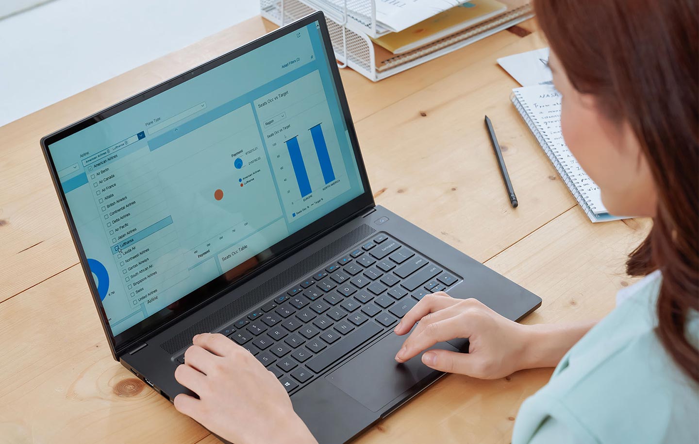 打開上蓋,機身 B 面可看到極窄邊框設計的 15.6 吋 IPS 螢幕,解析度為 Full HD,並支援觸控功能。