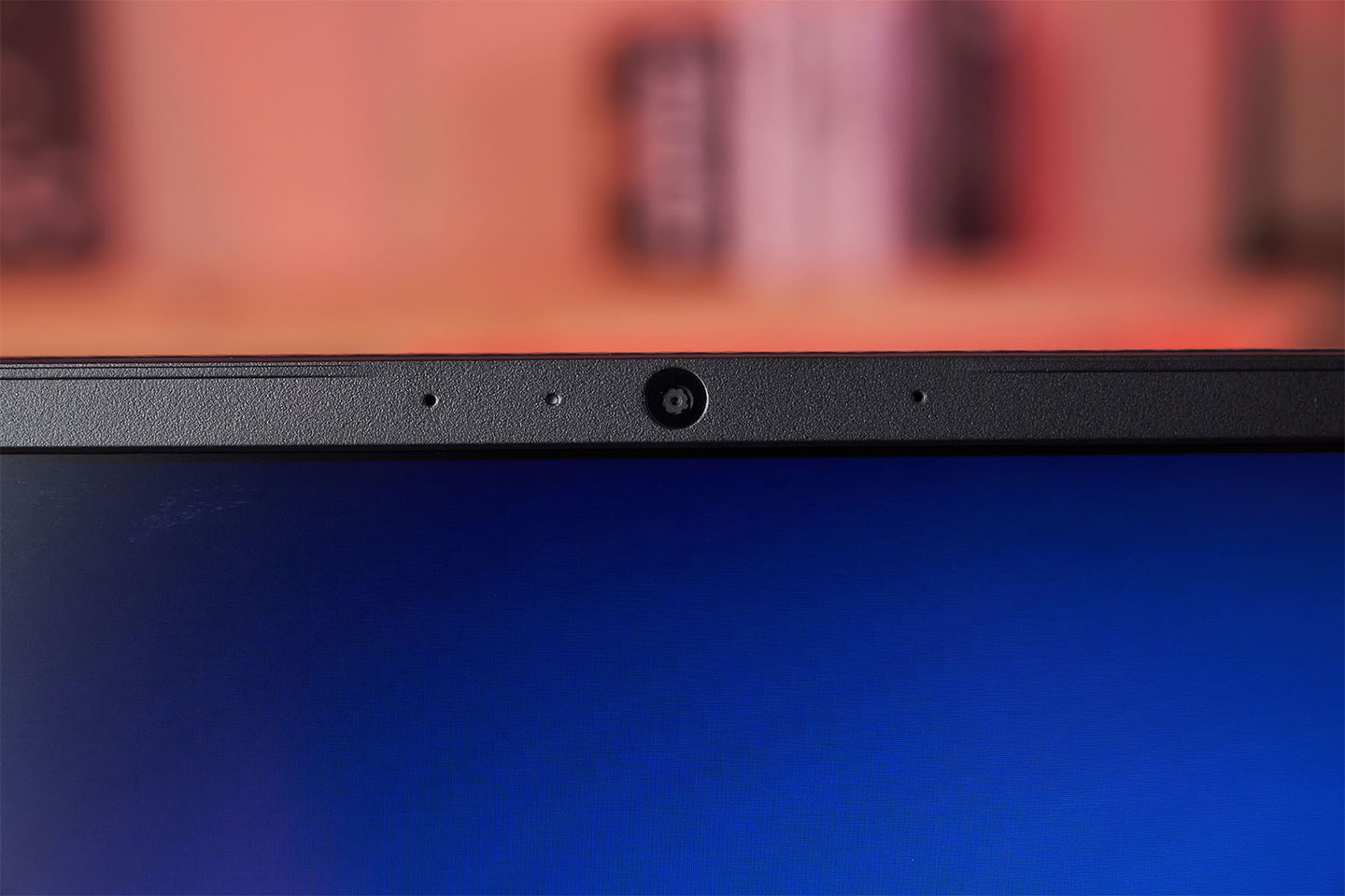 螢幕上方也配置了網路攝影機與陣列式麥克風。