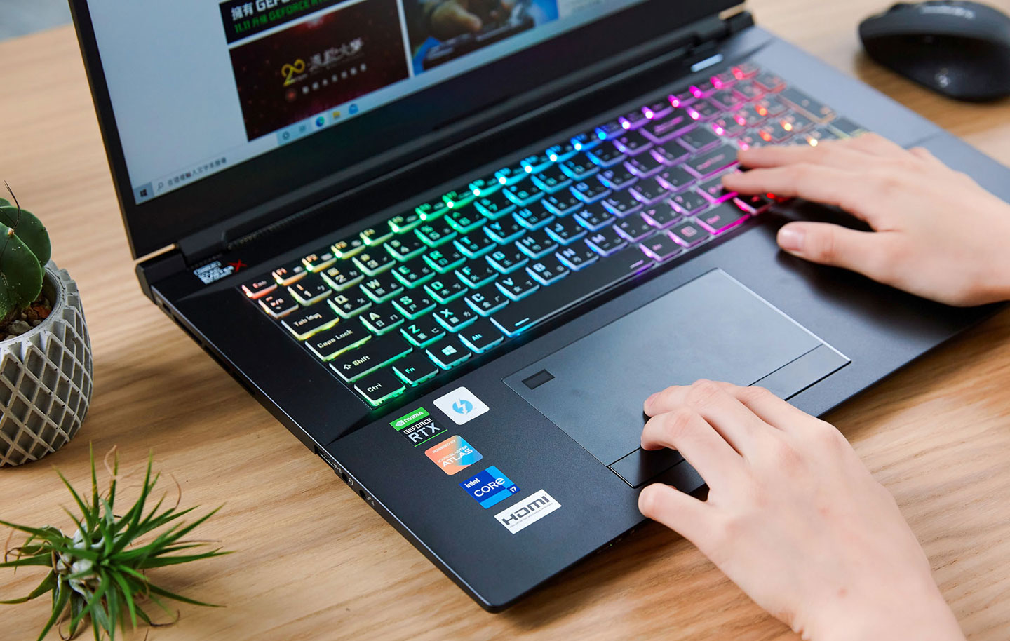 Genuine ZEUS 17R 的觸控板夠大,除了可支援多指手勢,滑動操作也更為順暢!