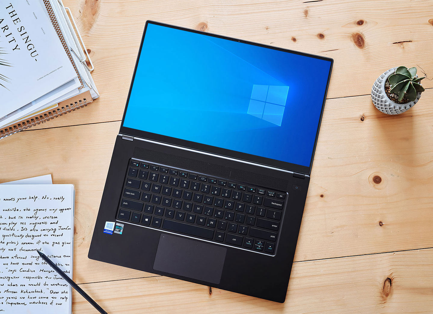 捷元 Genuine 15T EVO 的機身也能做到 180 度平躺,讓使用更具彈性。