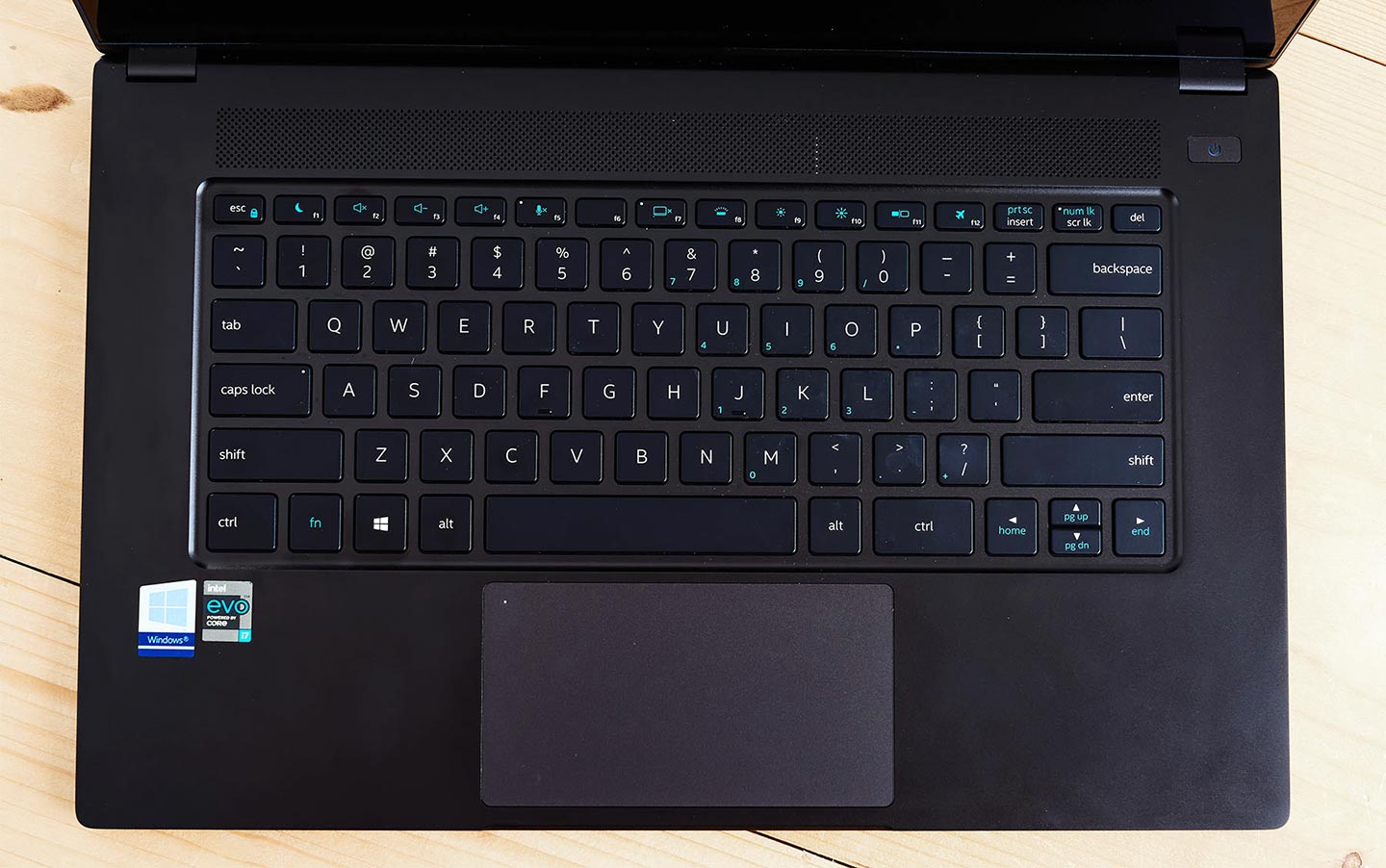 機身 C 面也與外殼的色調一致,孤島式鍵盤有著相當大的鍵距,下方也有大尺寸的無鍵式玻璃觸控板。