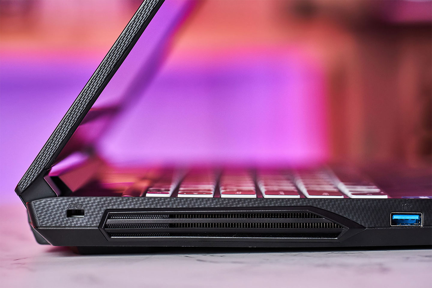 機身左右側靠後端也有大面積的散熱出風口。