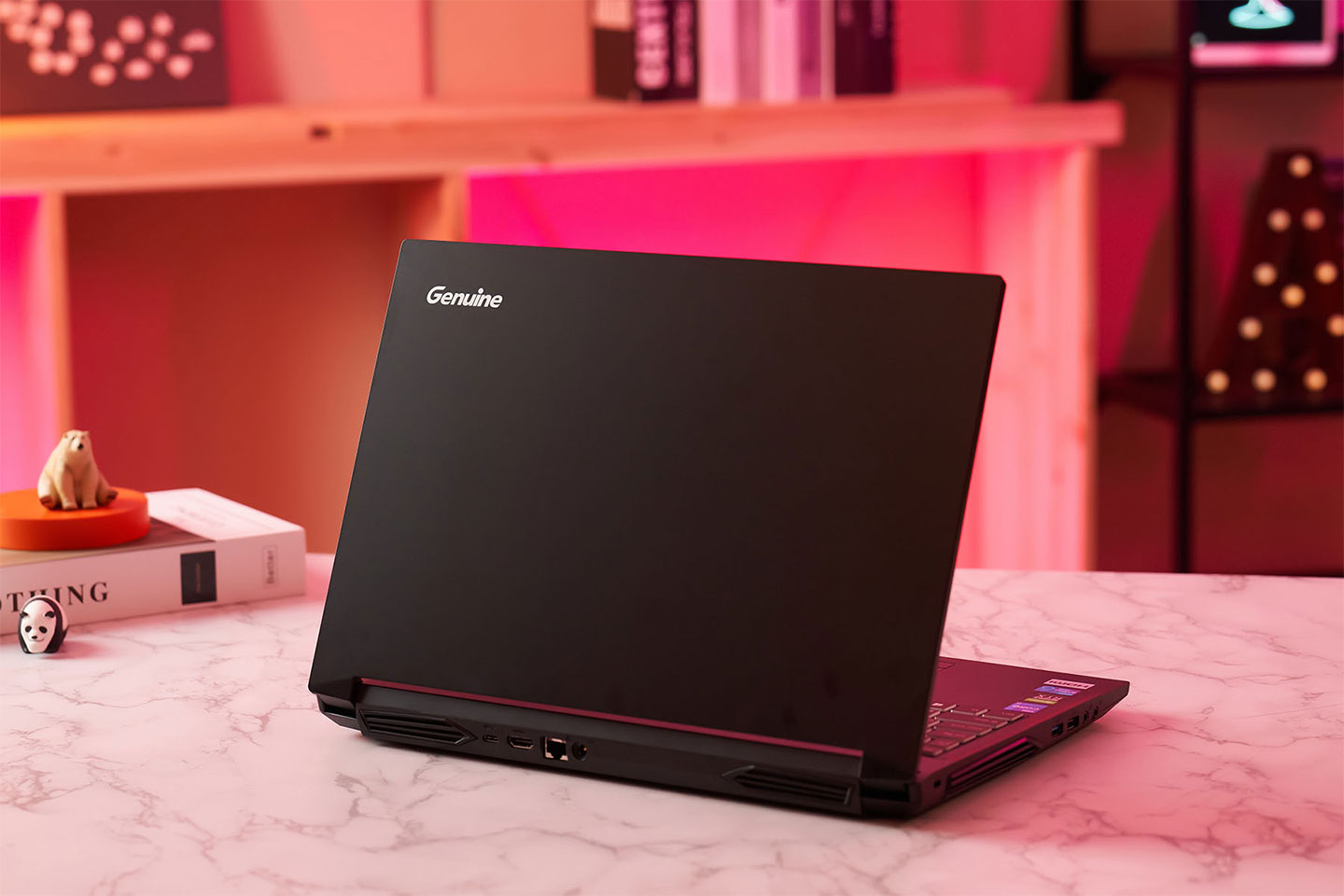 Genuine 捷元 ZEUS 15H 的整體設計維持系列作偏向簡約、不花俏的風格,上蓋採用霧面處理,手感佳且不易沾染指紋。