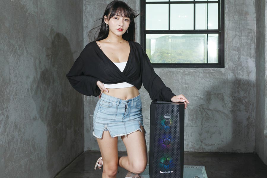 捷元2020年的「捷元宙斯機」電競桌機新作,除高效能內在外,外型充滿酷炫電競風。圖/業者提供