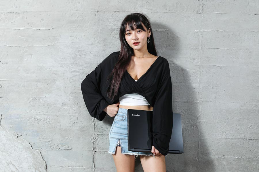 捷元ZEUS 15H整機重量僅2.2Kg左右,就算女生攜帶使用也不會重手,是一台符合行動辦公兼具遊戲娛樂的行動平台。圖/業者提供