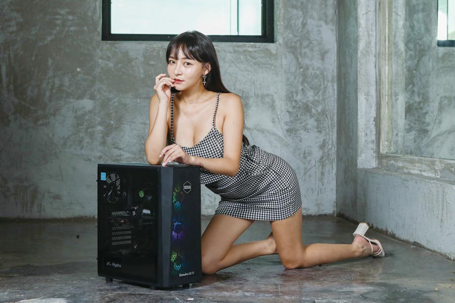 捷元全新「捷元宙斯機」電競桌機,側身採用強化玻璃設計,打造一種透視感,讓機體內在美一覽無遺。圖/業者提供