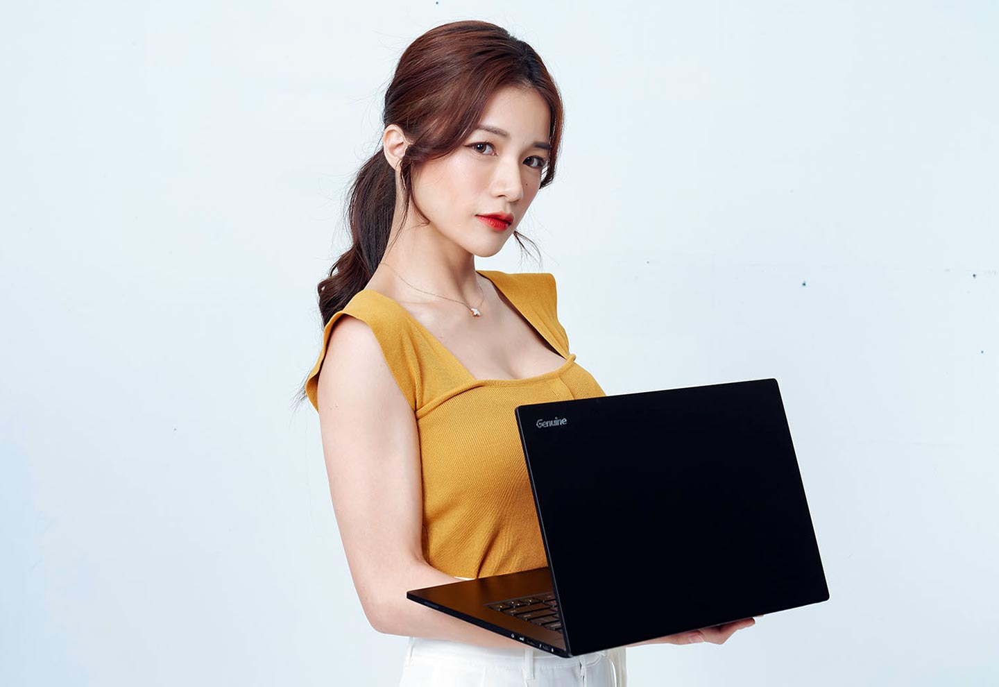 Intel 的 Intel NUC 計劃延伸至筆記型電腦領域,近期捷元 Genuine 15T EVO 也是採用這個計劃套件在台灣市場上架的首款產品。