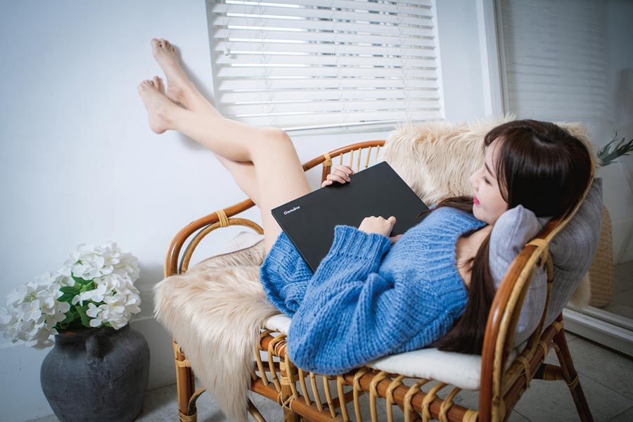 捷元14X筆記型電腦,全機以A.D件金屬機身打造18.9mm超薄機身,全機僅1.29公斤,不管在家各種角落都可輕鬆上網或工作。圖/業者提供