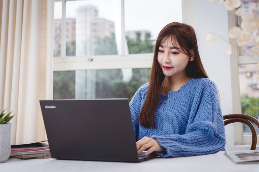 捷元Genuine 14X&15X筆記型電腦,搭配窄邊框螢幕並有超高83%螢占比採霧面防眩光面板,不管是在家工作或線上學習,不怕眼睛疲倦。圖/業者提供