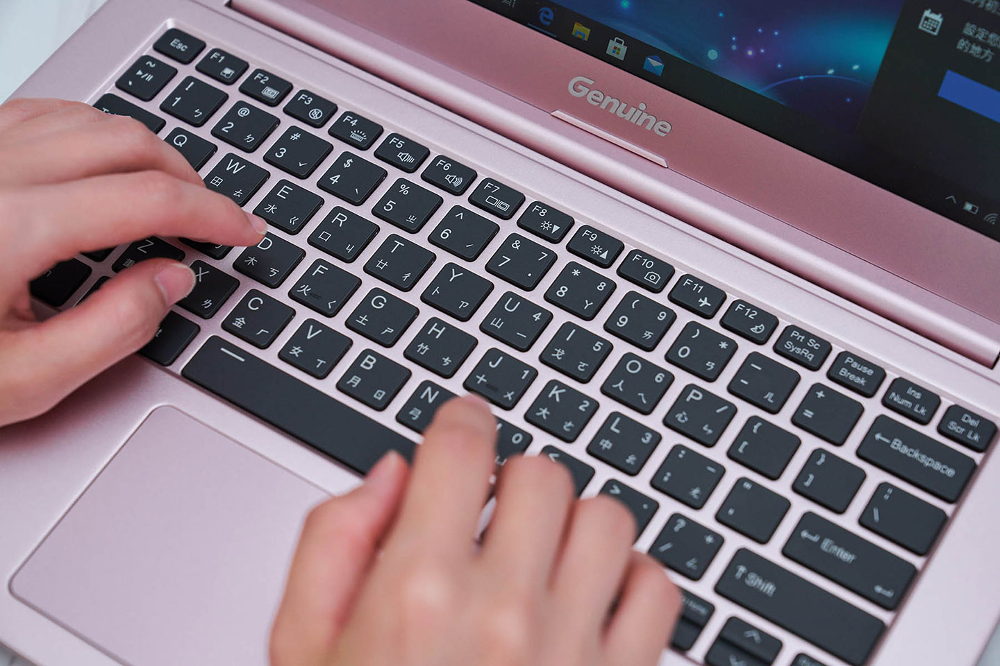 機身 C 面配置了黑色鍵帽的孤島式鍵盤,與霧粉玫瑰色的柔美形成強烈的對比效果。