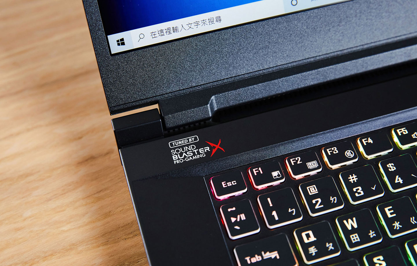 Genuine ZEUS 17R 也內建了知名的 SOUND BLASTER PRO-Gaming 音效系統。