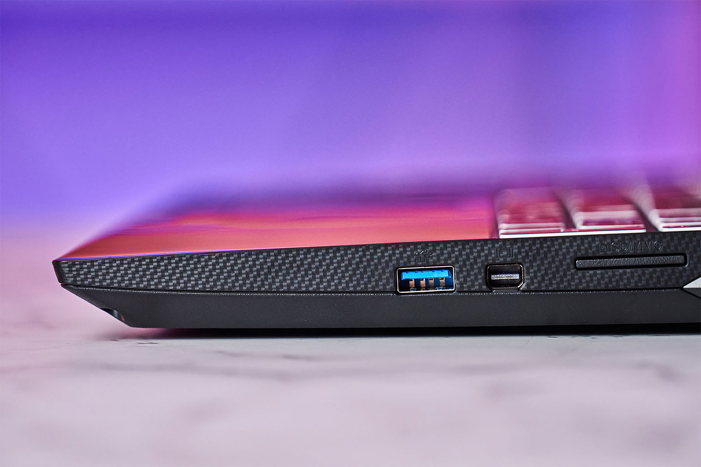 機身右側配置了 USB 3.2 Gen1 A 與 miniDisplayPort 各一組,以及 6合一讀卡機。
