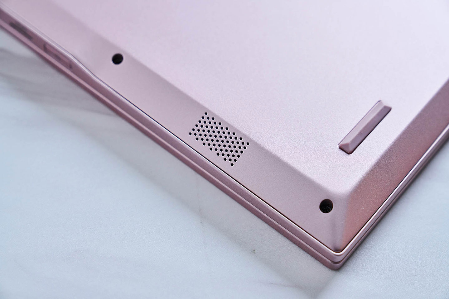 機身底部的左右兩側各有一個揚聲器孔。