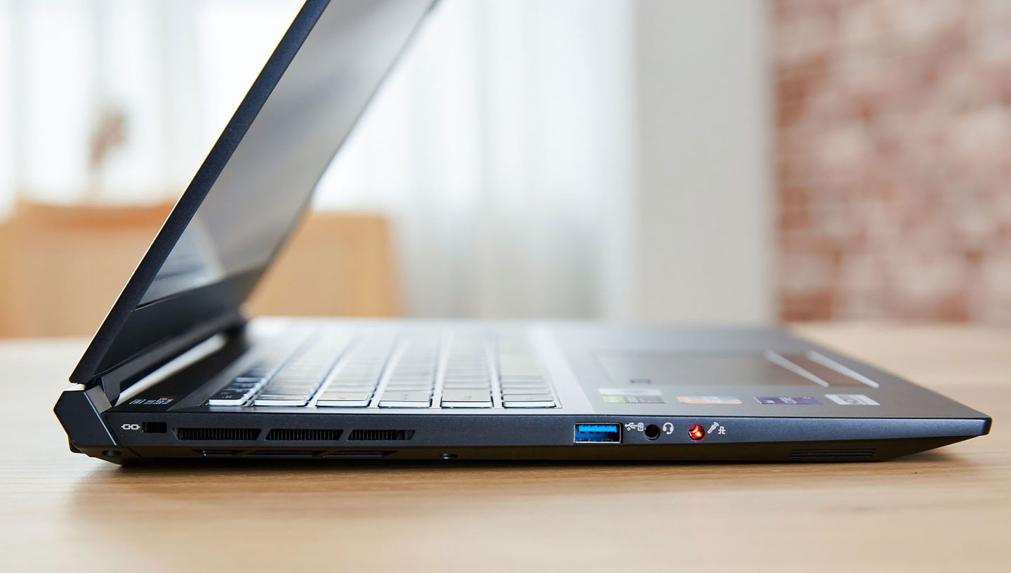 機身左側配置了一組 USB 3.2 Gen1 A 埠,分離式的耳機與麥克風孔。